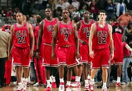 里程碑夜！底特律活塞内部沟通；法国杯清晨刷纪录；气氛紧张；轮换策略成焦点的简单介绍